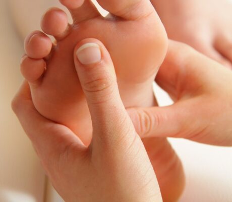 Fußreflexzonenmassage mit gezielten Griffen an den Füßen zur Förderung von Entspannung, Körperwahrnehmung und Ausgleich.