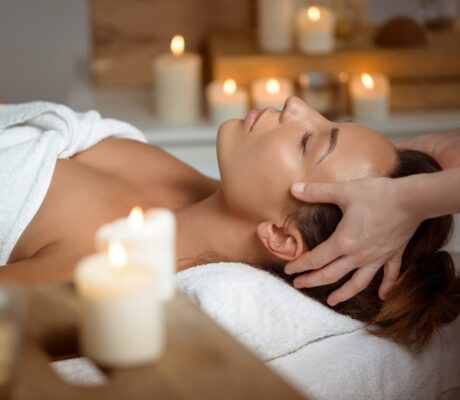 Klassische Massage mit gezielten Grifftechniken auf dem Rücken zur Förderung von Entspannung, Durchblutung und bewusster Körperwahrnehmung.