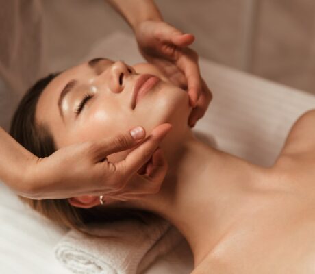 Manuelle Lymphdrainage mit sanften, rhythmischen Griffen zur Unterstützung von Entspannung und bewusster Körperwahrnehmung.