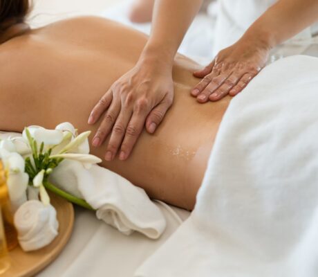 Entspannende Wellness- und Spa-Szene mit ruhiger Atmosphäre als Raum für Erholung, Regeneration und bewusste Auszeit vom Alltag.